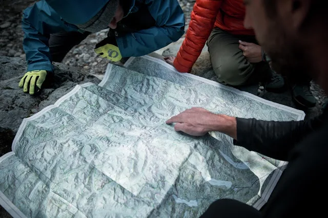 gifts for travelers: survival or navigation course