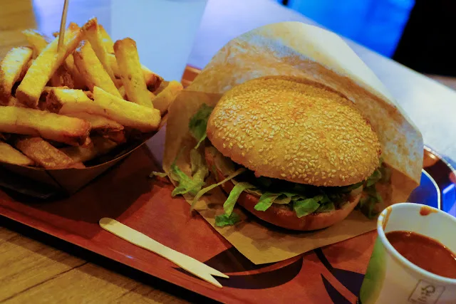 A cheap dinner at Voodies: burger, dutch fries, lemonade and mm mmm peanut sauce