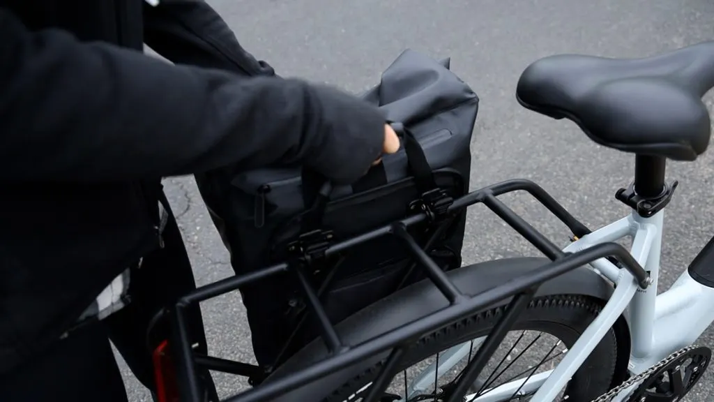 The rear rack and one waterproof Espin Pannier on the Espin Flow.