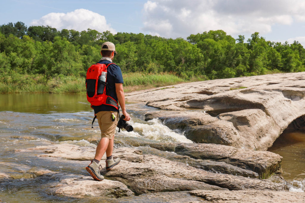 Josh hiking with the Kingston 22 Pack with Recco from Jack Wolfskin.