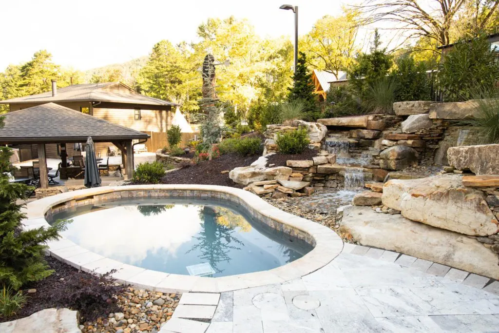 The pool and hot tub area at Little Arrow Outdoor Resort.