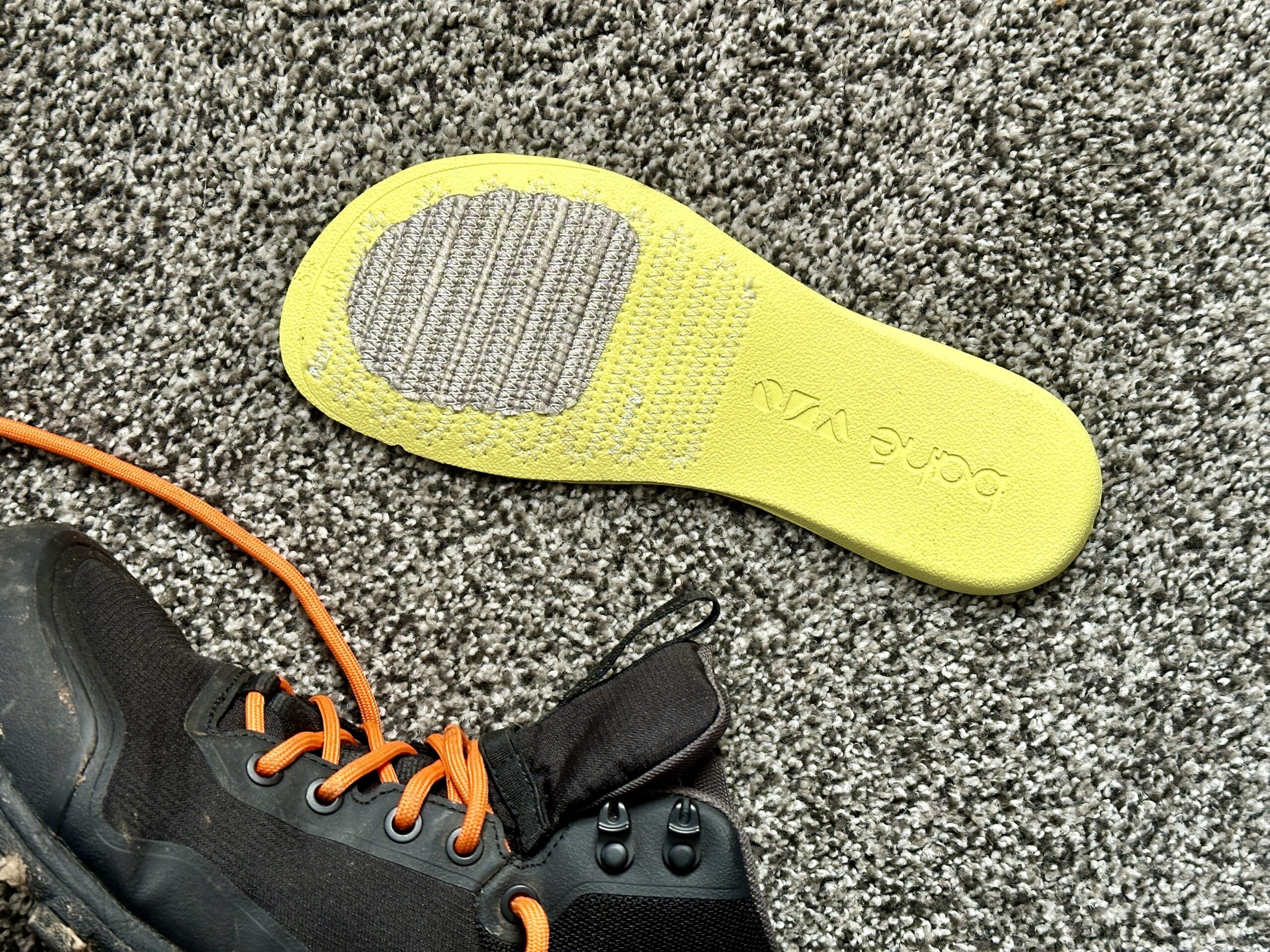 The removable insole of grounding shoes from Bahé with conductive material and stitching.