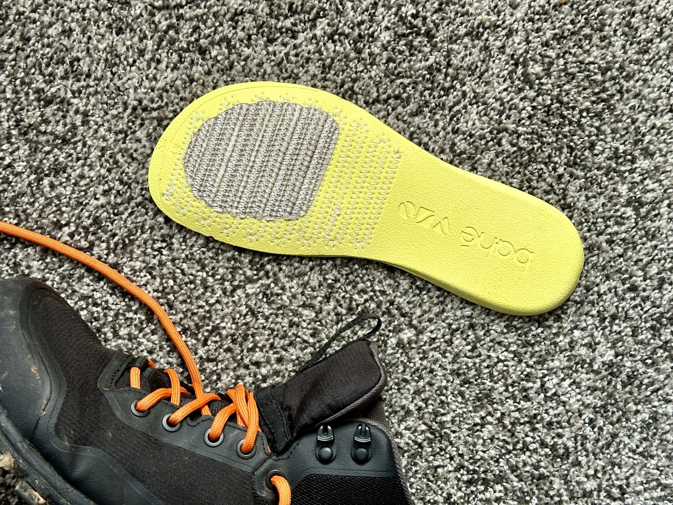 The removable insole of grounding shoes from Bahé with conductive material and stitching.