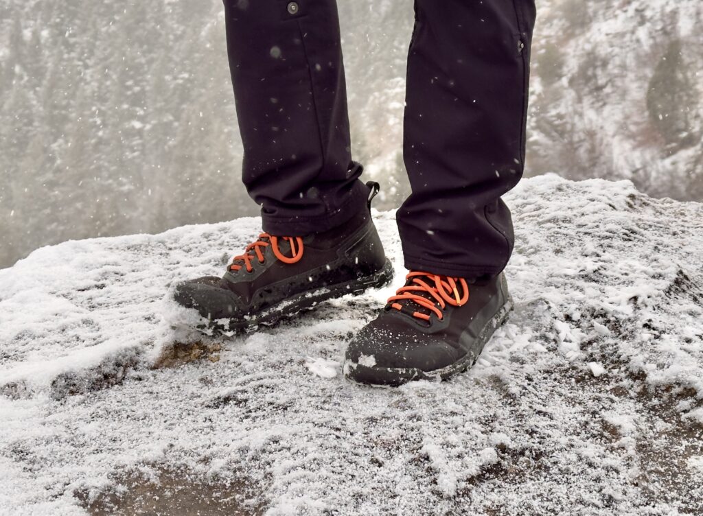 Bahé Rediscover hiking boots in the snow.