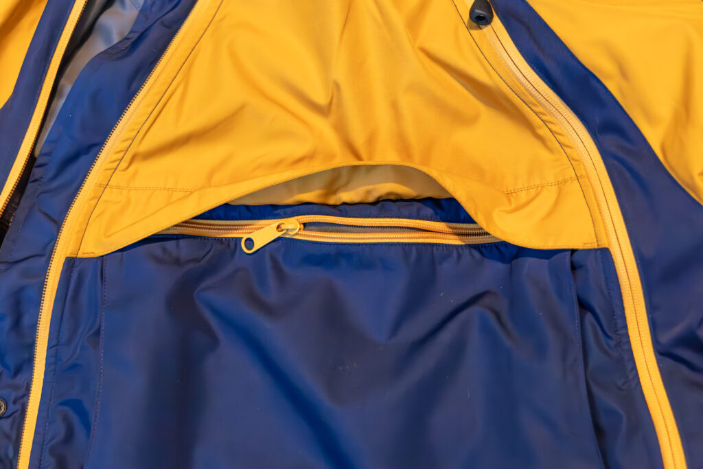 A close-up of the zippered drop pocket on the front of the Páramo Velez Evolution Hybrid Jacket.