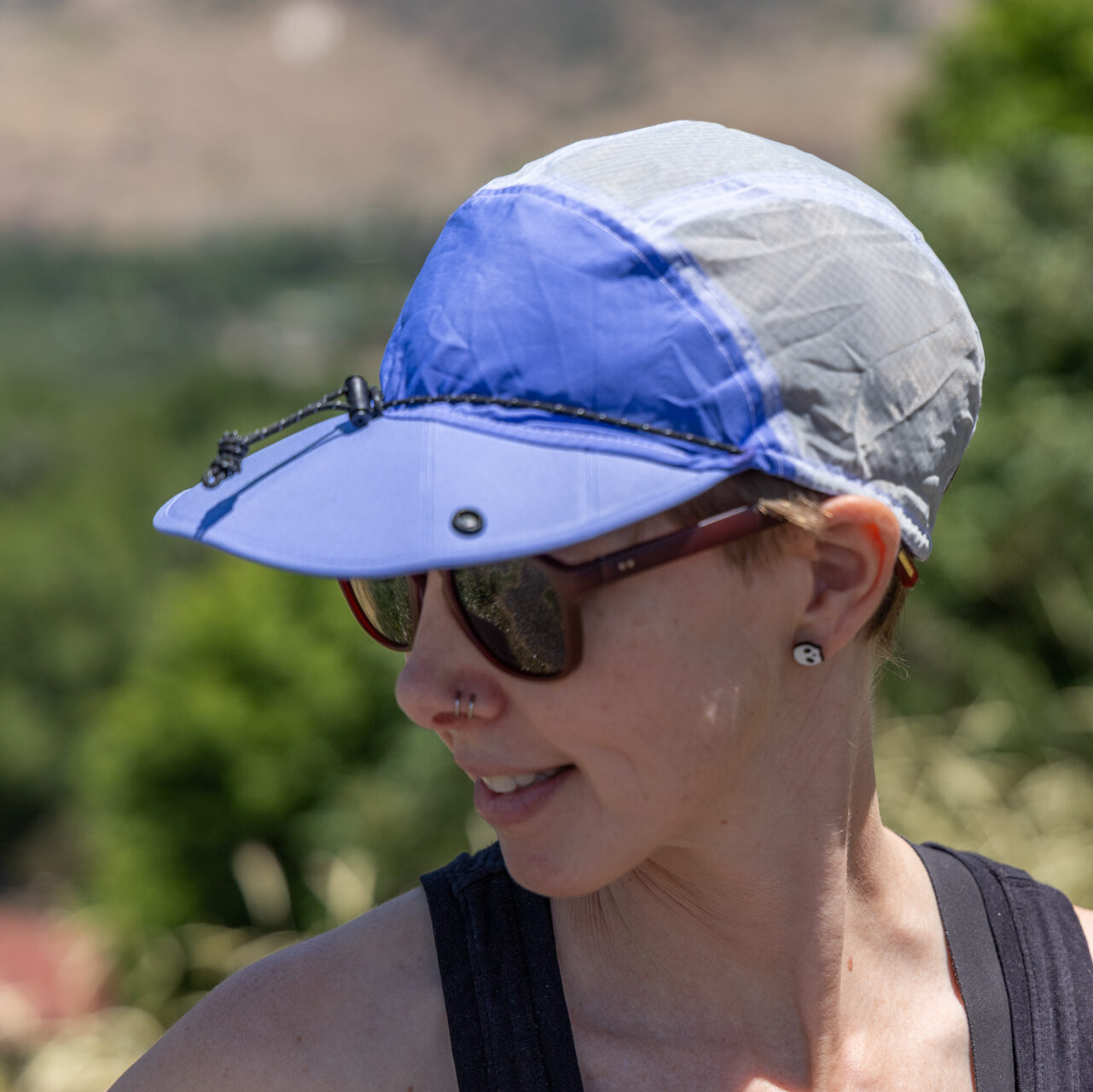 A woman wears a Parapack packable cap.
