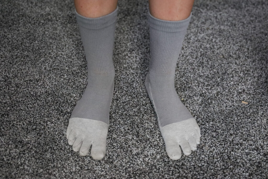 A pair of feet in Bahé grounding socks made of organic cotton.